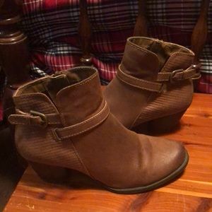 Baretraps Rylen Booties size 8